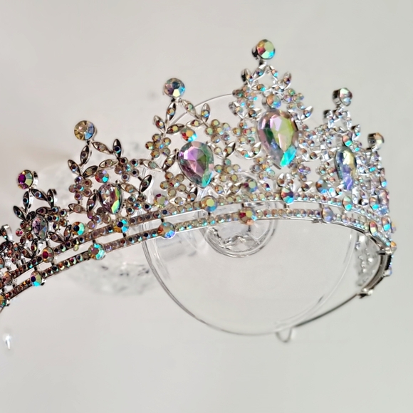 FASHION COLLETION SWEETV TIARA CROWN. OPALESCENT RHINESTONES ON SILVER. - Picture 3 of 9